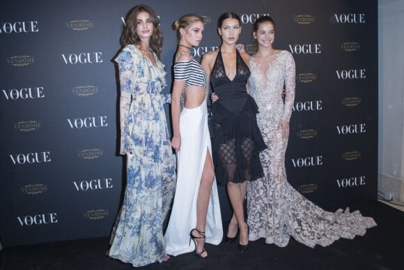Taylor Hill, Stella Maxwell, Bella Hadid et Barbara Palvin assistent à la soirée des 95 ans du magazine Vogue Paris, avenue d'Iéna. Paris, le 3 octobre 2015.