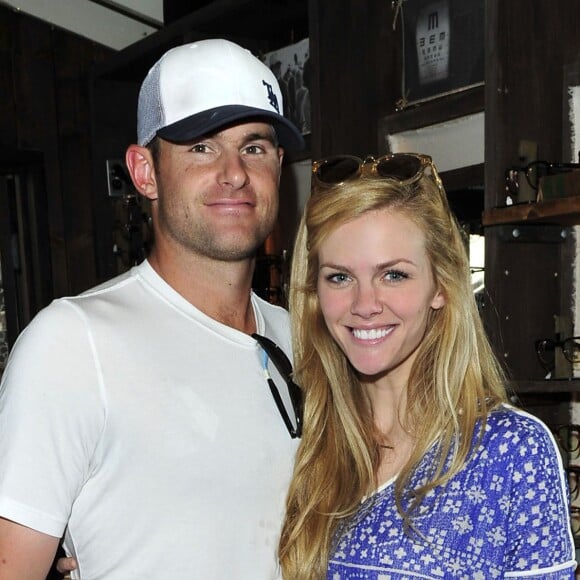 Brooklyn Decker et Andy Roddick lors du TOMS Challenged Americans to Go One Day Without Shoes to Raise Global Awareness About Childrens Health and Education Needs, au TOM'S Coffee de Venice à Los Angeles, le 29 avril 2014