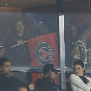 - Rihanna assiste au match Psg-Marseille au Parc des Princes à Paris le 4 octobre 2015. Rihanna attends soccer match PSG Vs Marseille in Paris, France on october 4, 2015.04/10/2015 - Paris