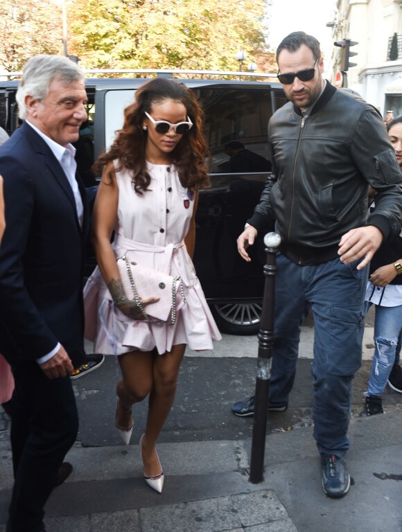 Rihanna se rend dans la boutique Dior à Paris lors de la fashion week, le 3 octobre 2015.