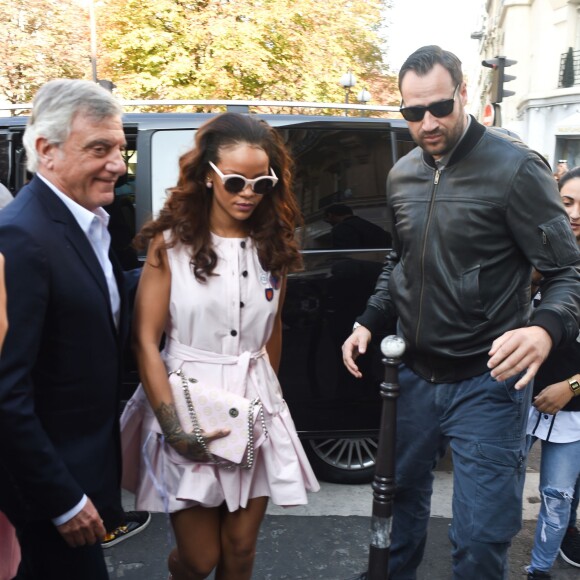 Rihanna se rend dans la boutique Dior à Paris lors de la fashion week, le 3 octobre 2015.