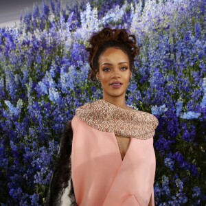 Rihanna - Rihanna au défilé PAP "Christian Dior" printemps / été 2016 à la cour carré du Louvre à Paris le 2 octobre 2015. "