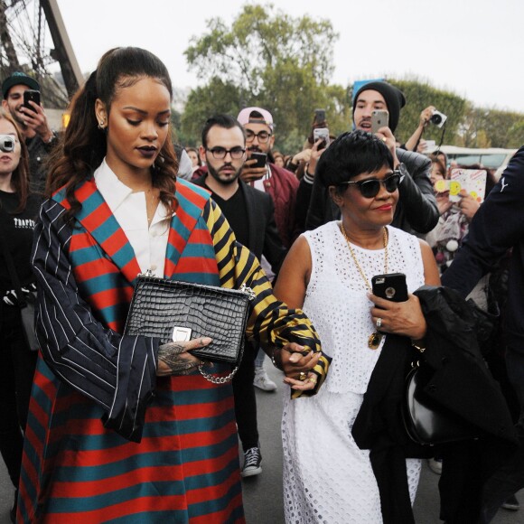 Rihanna va dîner au restaurant Jules Verne à Paris le 4 octobre 2015