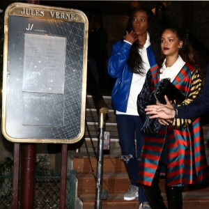 Rihanna va dîner au restaurant Jules Verne à Paris le 4 octobre 2015