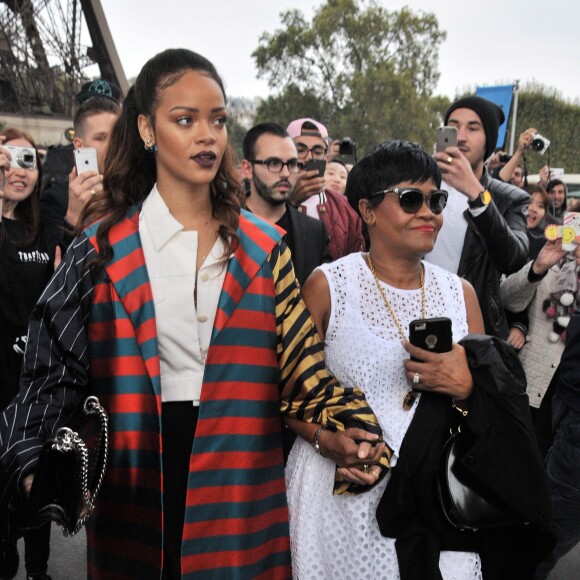 Rihanna va dîner au restaurant Jules Verne à Paris le 4 octobre 2015