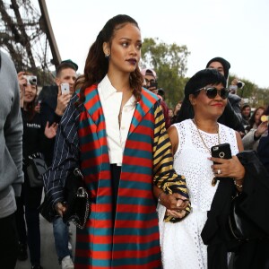 Rihanna va dîner au restaurant Jules Verne à Paris le 4 octobre 2015