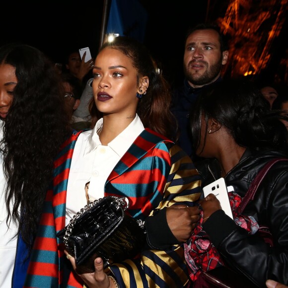 Rihanna va dîner au restaurant Jules Verne à Paris le 4 octobre 2015