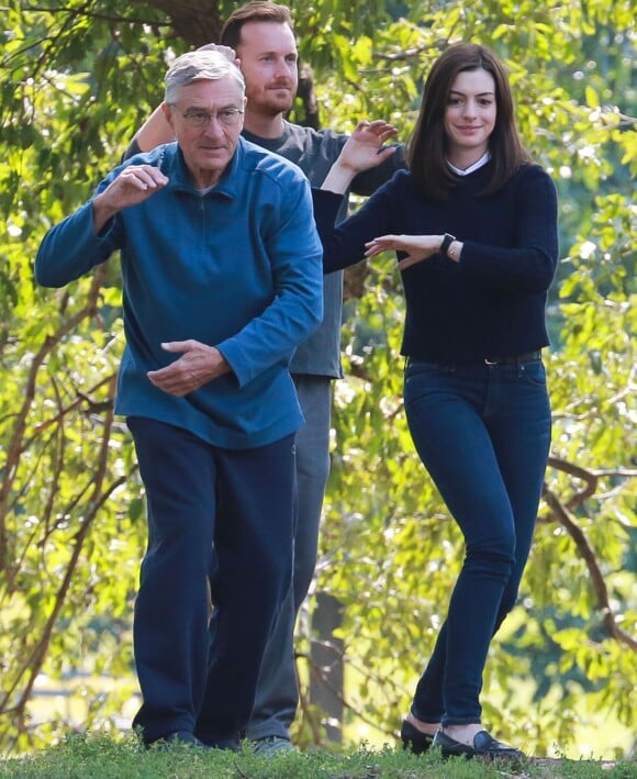 Robert De Niro et Anne Hathaway sont en pleine séance de tai chi sur le tournage du film "Le Nouveau Stagiaire" dans le quartier de Brooklyn à New York, le 18 septembre 2014