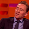Tom Hiddleston imite De Niro sur le plateau du Graham Norton Show. (capture d'écran)