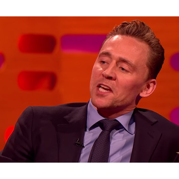 Tom Hiddleston imite De Niro sur le plateau du Graham Norton Show. (capture d'écran)