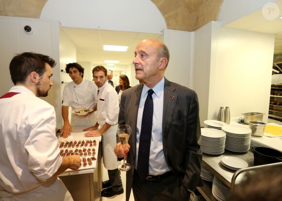 Le chef Philippe Etchebest inaugure son restaurant "Le quatrième mur" en présence d'Alain Juppé sous les galeries de l'Opéra de Bordeaux, en face du restaurant de son concurrent Gordon Ramsay, le 5 octobre 2015.