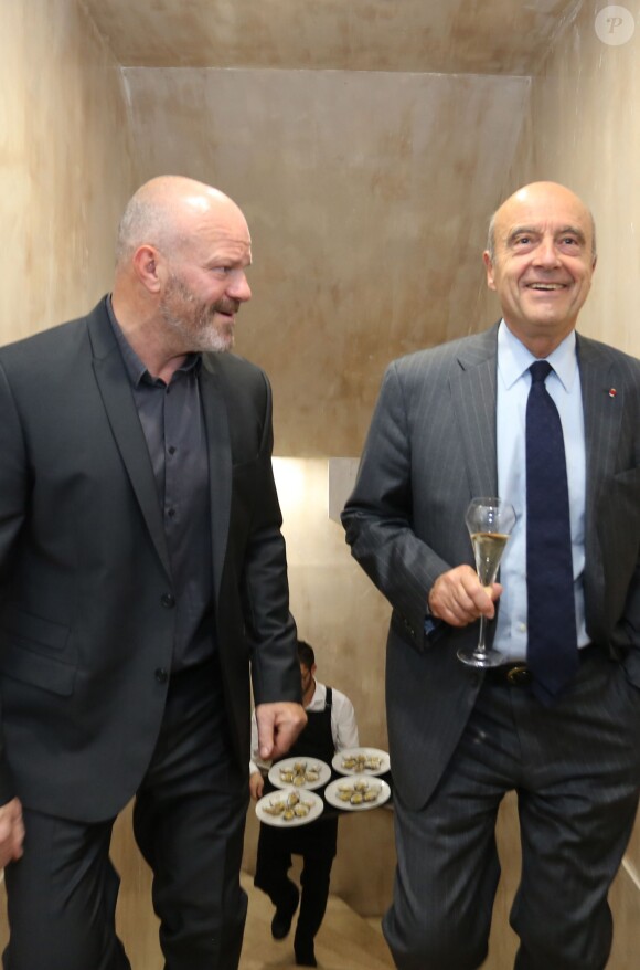 Le chef Philippe Etchebest inaugure son restaurant "Le quatrième mur" en présence d'Alain Juppé sous les galeries de l'Opéra de Bordeaux, en face du restaurant de son concurrent Gordon Ramsay, le 5 octobre 2015.
