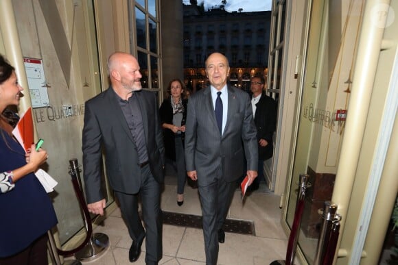 Le chef Philippe Etchebest inaugure son restaurant "Le quatrième mur" en présence d'Alain Juppé sous les galeries de l'Opéra de Bordeaux, en face du restaurant de son concurrent Gordon Ramsay, le 5 octobre 2015.