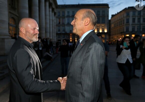 Le chef Philippe Etchebest inaugure son restaurant "Le quatrième mur" en présence d'Alain Juppé sous les galeries de l'Opéra de Bordeaux, en face du restaurant de son concurrent Gordon Ramsay, le 5 octobre 2015.