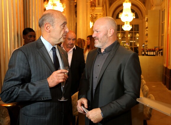 Le chef Philippe Etchebest inaugure son restaurant "Le quatrième mur" en présence du maire de la ville, Alain Juppé, sous les galeries de l'Opéra de Bordeaux, en face du restaurant de son concurrent Gordon Ramsay, le 5 octobre 2015.