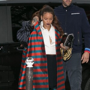 Rihanna arrive à la Tour Eiffel à Paris, le 4 octobre 2015.