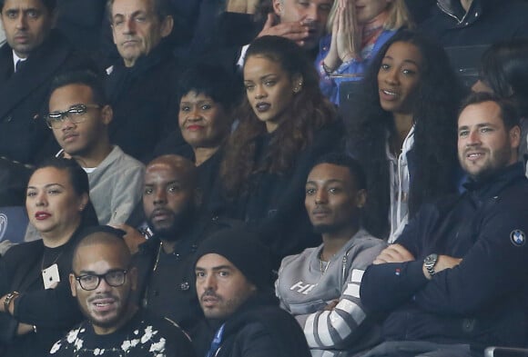 Rihanna, son frère Rajad Fenty, sa mère Monica Braithwaite assistent au Clasico PSG-OM au Parc des Princes. Paris, le 4 octobre 2015.