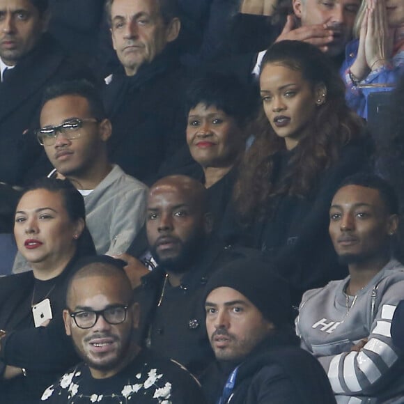 Rihanna, son frère Rajad Fenty, sa mère Monica Braithwaite assistent au Clasico PSG-OM au Parc des Princes. Paris, le 4 octobre 2015.