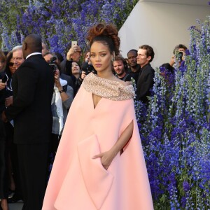 Rihanna au défilé Christian Dior à la cour carré du Louvre. Paris le 2 octobre 2015.