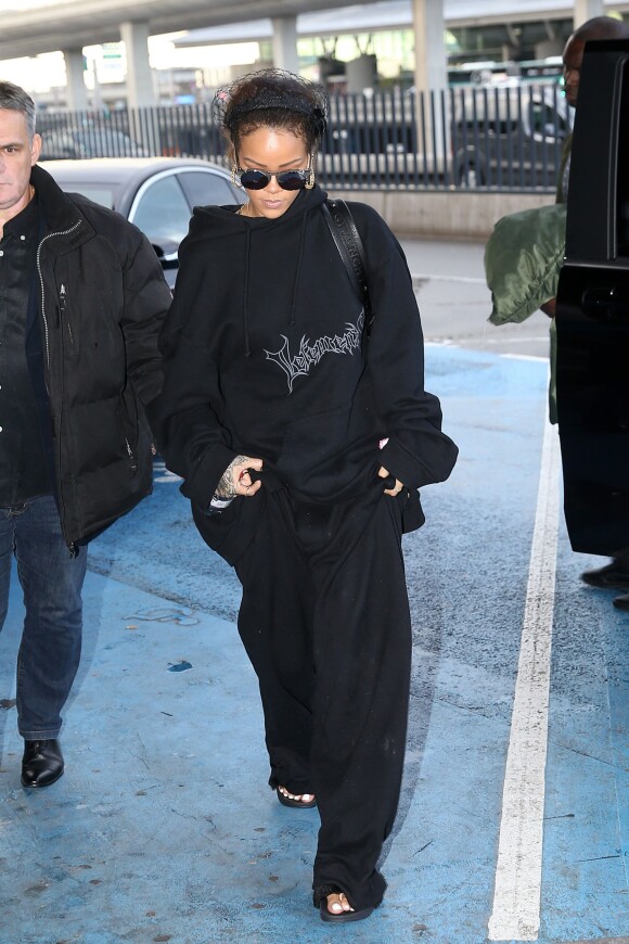Rihanna, habillée d'un pull Vetements, quitte Paris. Le 6 octobre 2015.