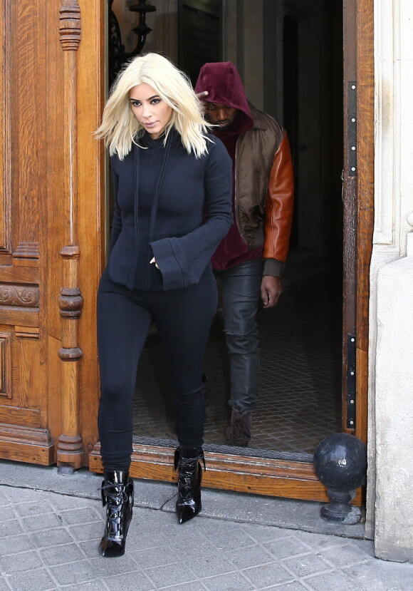 Kim Kardashian, habillée d'un pull Vetements et suivie par son mari Kanye West, quitte la boutique Balenciaga. Paris, le 6 mars 2015.