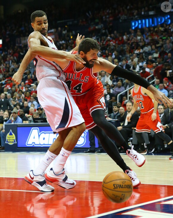 Thabo Sefolosha face à Nikola Mirotic lors d'une rencontre entre les Hawks d'Atlanta et les Bulls de Chicago à la Philips Arena d'Atlanta, le 15 décembre 2014