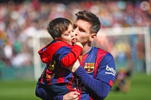 Lionel Messi et son fils Thiago Messi - Les joueurs du FC Barcelone posent avec leurs enfants avant le match contre le Rayo Vallecano à Barcelone, le 8 mars 2015. 