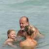 Kelsey Grammer, son épouse Kayte Walsh et leur fille Faith se baignent à Miami, le 11 octobre 2015.