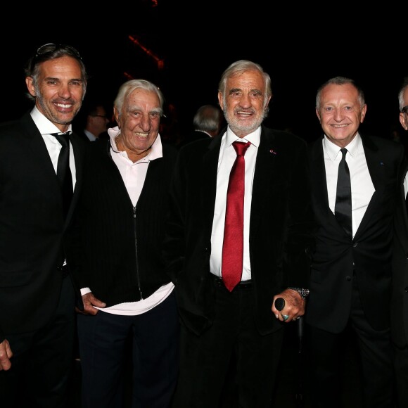 Paul Belmondo, Charles Gérard, Jean-Paul Belmondo, Jean-Michel Aulas et Thierry Frémaux - Soirée d'ouverture de la 7e édition du Festival Lumière 2015 à la Halle Tony-Garnier à Lyon le 12 octobre 2015.