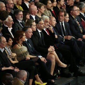 Thierry et Sophie Braillard, Luana et Paul Belmondo, Jean-Paul Belmondo, Gérard Collomb, Vincent Lindon - Soirée d'ouverture de la 7e édition du Festival Lumière 2015 à la Halle Tony-Garnier à Lyon le 12 octobre 2015.