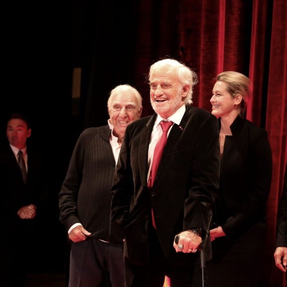 Charles Gérard, Jean-Paul Belmondo, Paul et Luana Belmondo - Soirée d'ouverture de la 7e édition du Festival Lumière 2015 à la Halle Tony-Garnier à Lyon le 12 octobre 2015.