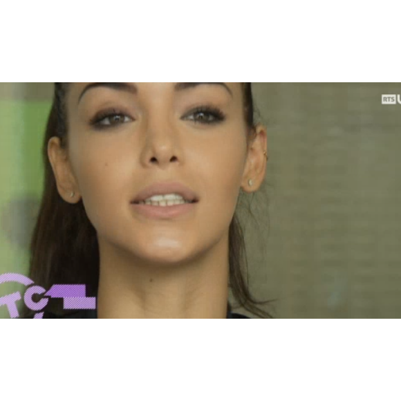 Nabilla parle de son tatouage à la télévision suisse pour RTS.ch. Lundi 12 octobre 2015.