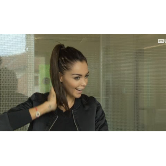 La sexy Nabilla parle de son tatouage à la télévision suisse pour RTS.ch. Lundi 12 octobre 2015.