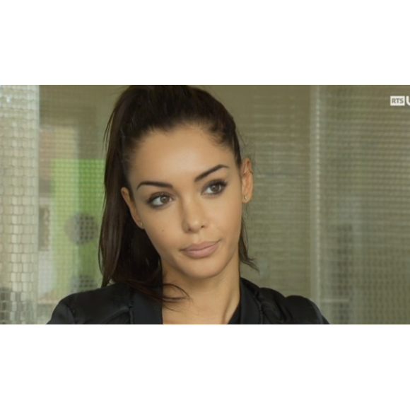 Nabilla parle de son tatouage à la télévision suisse pour RTS.ch. Lundi 12 octobre 2015.