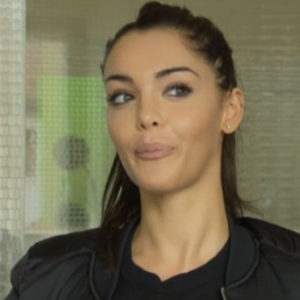 Nabilla parle de son tatouage à la télévision suisse pour RTS.ch. Lundi 12 octobre 2015.