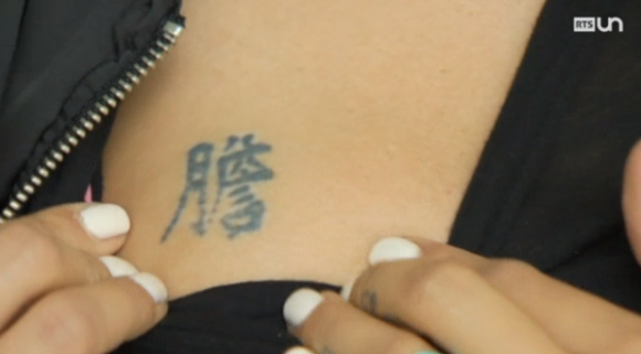 Nabilla montre le tatouage qu'elle est en train de se faire détatouter. Interviewée réalisée pour RTS.ch. Lundi 12 octobre 2015.