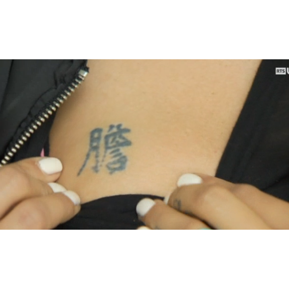 Nabilla montre le tatouage qu'elle est en train de se faire détatouter. Interviewée réalisée pour RTS.ch. Lundi 12 octobre 2015.