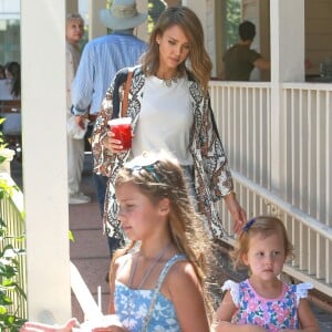 Jessica Alba, son mari Cash Warren et leurs filles Honor et Haven à la sortie du restaurant "Le pain Quotidien" à Los Angeles, le 26 Septembre 2015.