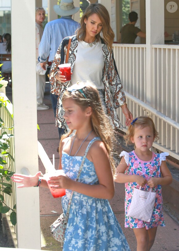 Jessica Alba, son mari Cash Warren et leurs filles Honor et Haven à la sortie du restaurant "Le pain Quotidien" à Los Angeles, le 26 Septembre 2015.