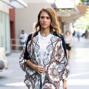 Jessica Alba, son mari Cash Warren et leurs filles Honor et Haven à la sortie du restaurant "Le pain Quotidien" à Los Angeles, le 26 Septembre 2015.