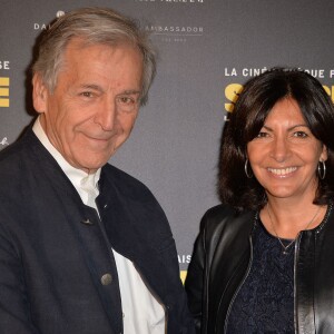 Constantin Costa-Gavras et Anne Hidalgo - Photocall à l'occasion de la visite privée de l'exposition "Scorsese" à la Cinémathèque française à Paris, le 13 octobre 2015.