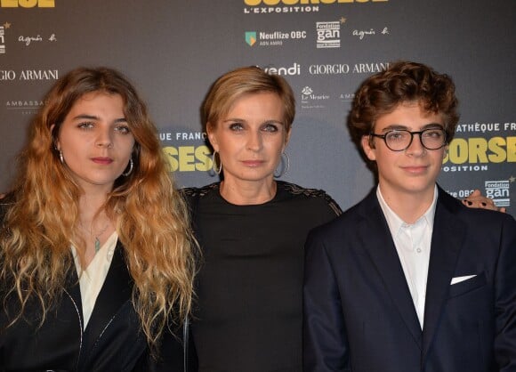 Mélita Toscan du Plantier, sa fille Tosca et son fils Maxime - Photocall à l'occasion de la visite privée de l'exposition "Scorsese" à la Cinémathèque française à Paris, le 13 octobre 2015.