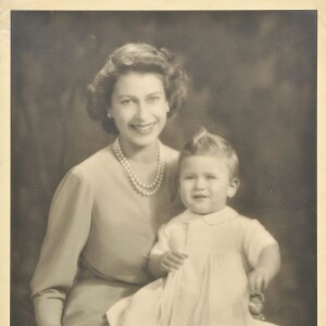 Elizabeth II avec son fils le prince Charles le 26 octobre 1949, un portrait par l'ancien photographe royal Marcus Adams (son premier figurant Charles) mis en vente aux enchères en octobre 2015.