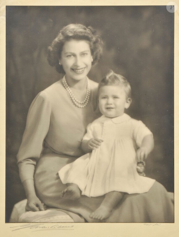 Elizabeth II avec son fils le prince Charles le 26 octobre 1949, un portrait par l'ancien photographe royal Marcus Adams (son premier figurant Charles) mis en vente aux enchères en octobre 2015.