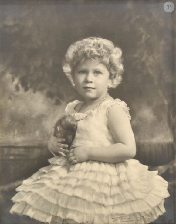 Elizabeth II enfant, un portrait par l'ancien photographe royal Marcus Adams mis en vente aux enchères en octobre 2015.