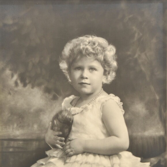 Elizabeth II enfant, un portrait par l'ancien photographe royal Marcus Adams mis en vente aux enchères en octobre 2015.