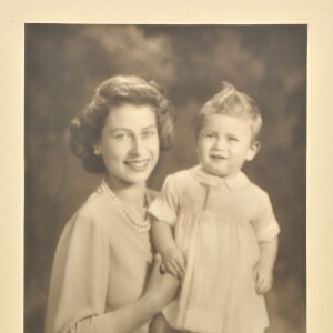 Elizabeth II et le prince Charles à la fin des années 1940, un portrait par l'ancien photographe royal Marcus Adams mis en vente aux enchères en octobre 2015.