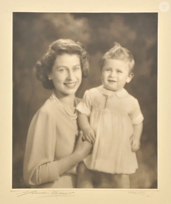 Elizabeth II et le prince Charles à la fin des années 1940, un portrait par l'ancien photographe royal Marcus Adams mis en vente aux enchères en octobre 2015.