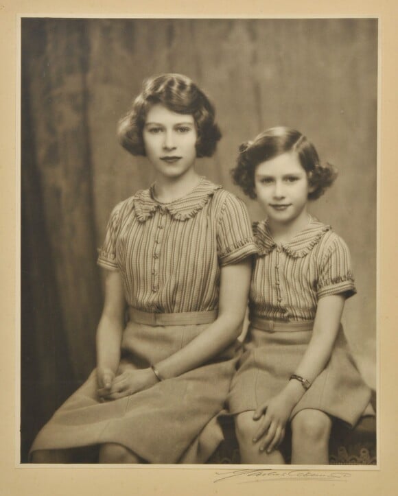 Elizabeth II et sa soeur la princesse Margaret en 1939, un portrait par l'ancien photographe royal Marcus Adams mis en vente aux enchères en octobre 2015.
