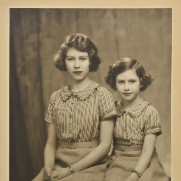 Elizabeth II et sa soeur la princesse Margaret en 1939, un portrait par l'ancien photographe royal Marcus Adams mis en vente aux enchères en octobre 2015.